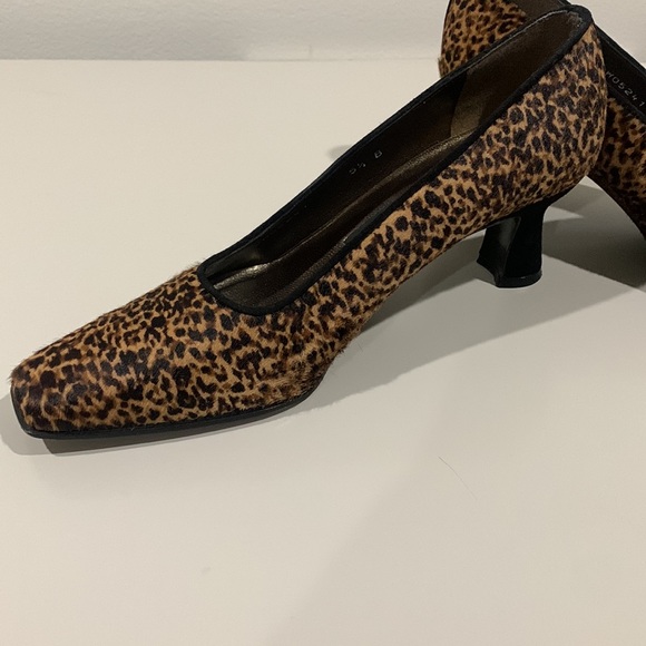 Stuart Weitzman Calf Hair Leopard Print Block Heel - Picture 3 of 4